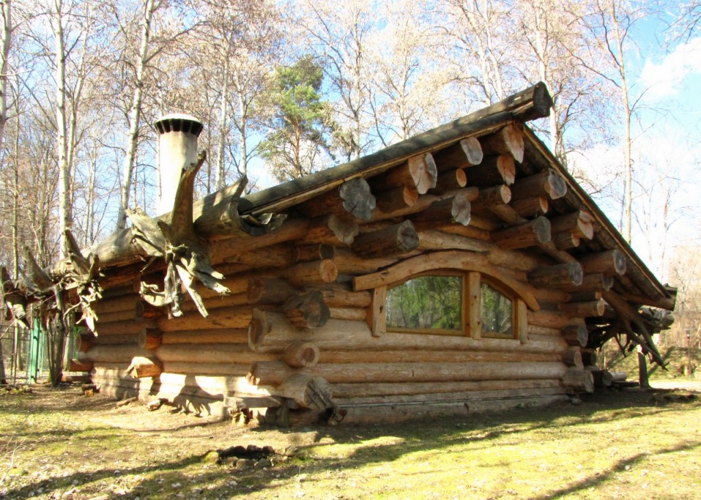 Изба дала крен